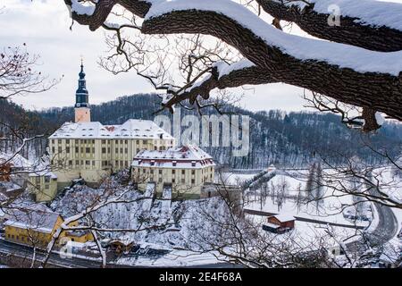 Vista aerea del castello di Weesenstein in inverno, le case del villaggio coperto di neve. Foto Stock