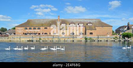 : il Priorato Centro sul fiume Ouse a St Neots. Foto Stock