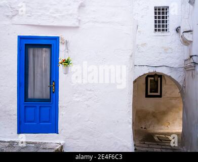 Splendida vecchia porta blu su tipica casa bianca, Ostuni, Puglia, Italia meridionale Foto Stock
