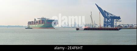 Cina Shippings nave contenitore CSCL Oceano Atlantico che si allontana da Felixstowe porto rimorchiatori aiutare. Foto Stock