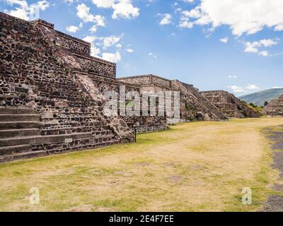 Piattaforme lungo il Viale dei morti che mostrano lo stile architettonico talud-tablero, sito archeologico di Teotihuacan, Messico Foto Stock