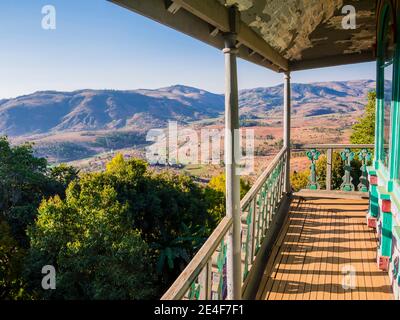 Splendido paesaggio collinare dalla sala riunioni Tranofitaratra, Ambohimanga, Madagascar Foto Stock