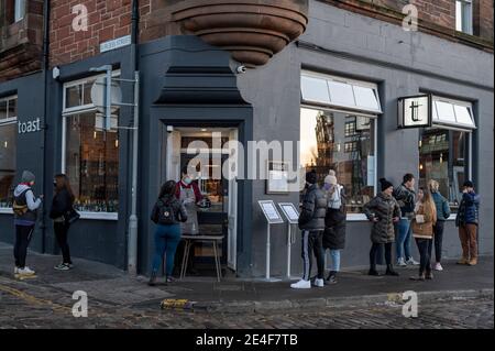 Una caffetteria presso lo Shore di Edinburgo serve cibo e bevande ad una coda di persone all'aperto durante il blocco di Coronavirus. Foto Stock