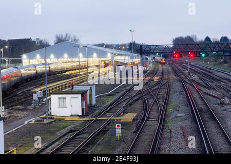 Sentieri leggeri in deposito ferroviario lungo binari ferroviari di rete, linee ferroviarie sud-orientali, Kent Foto Stock
