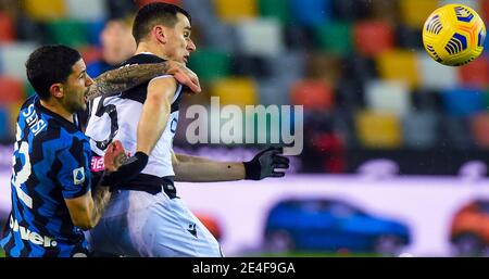 Udine, Italia. 23 gennaio 2021. Udine, Italia, Friuli - Stadio Dacia Arena, 23 gennaio 2021, Thomas Ouwejan di Udinese lotta per la palla contro Stefano sensi di Inter durante Udinese Calcio vs FC Internazionale - Calcio italiano Serie A match Credit: Franco Debernardi/LPS/ZUMA Wire/Alamy Live News Foto Stock