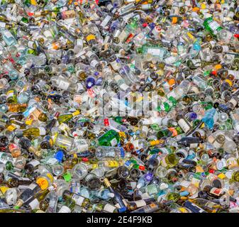 Tutti i tipi di vetro in una pila per il riciclaggio Foto Stock