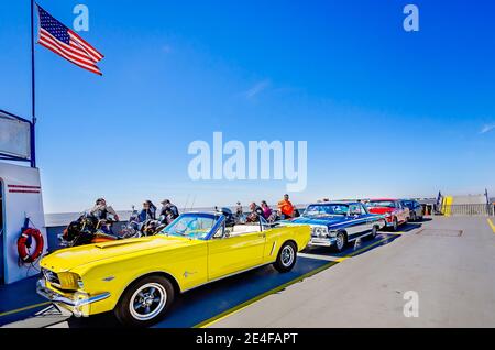 Una Ford Mustang decappottabile d'epoca e altre auto sono imbarcati sul Mobile Bay Ferry mentre trasporta i turisti da Dauphin Island a Gulf Shores, Alan. Foto Stock