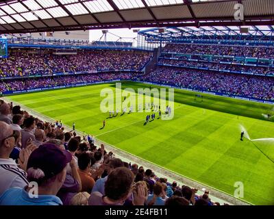 Stadio Stamford Bridge mentre le squadre arrivano sul campo prima All'inizio di una partita della Premier League Foto Stock