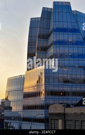 New York, NY - 28 luglio 2010: L'edificio IAC dalla Highline. È il quartier generale progettato da Frank Gehry di InterActiveCorp. Foto Stock