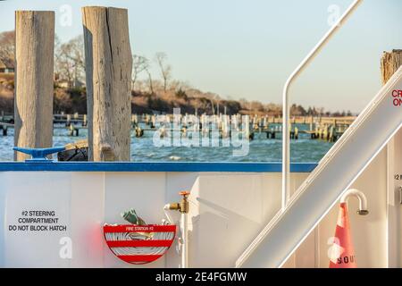 Primo piano immagine del traghetto Shelter Island con banchine sullo sfondo Foto Stock