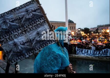 Madrid, Spagna. 23 gennaio 2021. Un uomo che indossa una maschera Guy Fawkes protestando durante una dimostrazione contro le restrizioni per fermare la diffusione del coronavirus (COVID-19) imposte dal governo. Gli scettici del coronavirus hanno scattato per le strade molte di loro senza indossare la maschera obbligatoria come segno di protesta. Credit: Marcos del Mazo/Alamy Live News Foto Stock