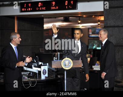 Il presidente Barack Obama si è rivolto ai dipendenti dopo aver fatto delle osservazioni in visita al National CounterTerrorism Center (NCTC) di McLean, Virginia, USA martedì 6 ottobre 2009. Con Obama sono Michael Leiter, Direttore, Centro Nazionale antiterrorismo, sinistra, e Dennis Blair, Direttore di intelligenza Nazionale, Foto di Ron Sachs/ABACAPRESS.COM (nella foto: Barack Obama, Dennis Blair, Michael Leiter) Foto Stock