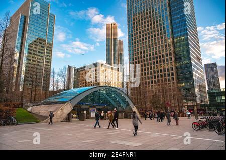 Londra, Inghilterra, Regno Unito - 22 gennaio 2021: Piazza pubblica di fronte alla stazione della metropolitana Canary Wharf di giorno Foto Stock