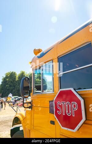 Dettaglio del segnale di fermata giallo American School bus Foto Stock