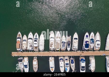 Foto in alto in basso del drone aereo della bellissima isola Di Ibiza in Spagna che mostra il porto nautico con file di velocità e barche a vela nel ha Foto Stock