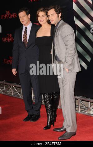 L'attore Dylan Walsh, l'attrice Sela Ward e l'attore Penn Badgley partecipano alla prima di 'il patrigno' al Teatro SVA di New York, il 12 ottobre 2009. Foto di Mehdi Taamallah/ABACAPRESS.COM (nella foto: Attore Dylan Walsh, Sela Ward, Penn Badgley) Foto Stock