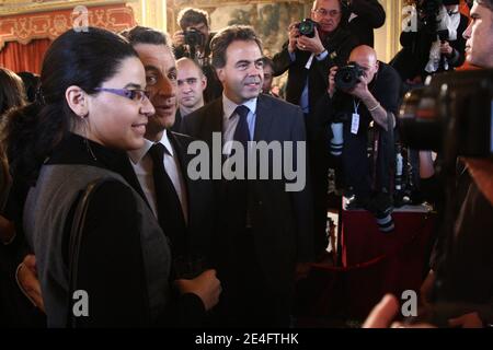 Il presidente francese Nicolas Sarkozy, affiancato dal portavoce del Ministro francese per l'Educazione Nazionale e il Governo Luc Chatel, parla con gli studenti dopo aver presentato un piano governativo per la riforma del sistema educativo francese presso il palazzo Elysee di Parigi, in Francia, il 13 ottobre 2009. Foto di Ludovic/piscina/ABACAPRESS.COM Foto Stock