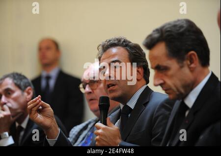 Il ministro francese per l'Educazione nazionale e il portavoce del governo Luc Chatel e il presidente francese Sarkozy incontrano studenti e insegnanti al liceo Samuel de Champlain a Chennevieres sur Marne, vicino a Parigi, Francia, il 13 ottobre 2009. Foto di Jacques Witt/piscina/ABACAPRESS.COM Foto Stock