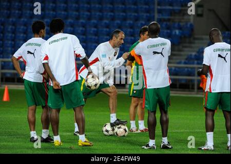 Paul le Guen, allenatore della squadra di calcio Camerun e dei giocatori durante una sessione di allenamento a Faro, Portogallo, il 13 ottobre 2009. Foto di Henri Szwarc/ABACAPRESS.COM Foto Stock