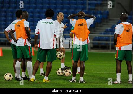 Paul le Guen, allenatore della squadra di calcio Camerun e dei giocatori durante una sessione di allenamento a Faro, Portogallo, il 13 ottobre 2009. Foto di Henri Szwarc/ABACAPRESS.COM Foto Stock