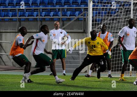 Paul le Guen, allenatore della squadra di calcio Camerun e dei giocatori durante una sessione di allenamento a Faro, Portogallo, il 13 ottobre 2009. Foto di Henri Szwarc/ABACAPRESS.COM Foto Stock