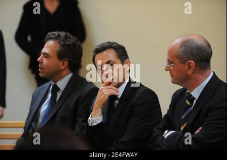 Il ministro francese per l'Educazione nazionale e il portavoce del governo Luc Chatel, il presidente francese Sarkozy e Jean-Michel Blanquer incontrano studenti e insegnanti al liceo Samuel de Chennevieres sur Marne, vicino a Parigi, Francia, il 13 ottobre 2009. Foto di Jacques Witt/piscina/ABACAPRESS.COM Foto Stock