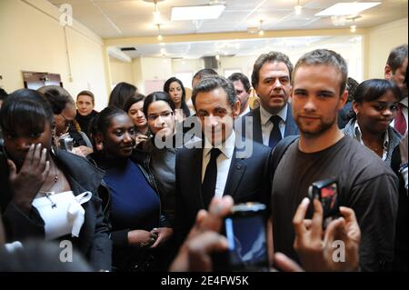 Il presidente francese Sarkozy e il portavoce del ministro francese dell'Istruzione nazionale e del governo Luc Chatel incontrano gli studenti al liceo Samuel de Champlain a Chennevieres sur Marne, vicino a Parigi, Francia, il 13 ottobre 2009. Foto di Jacques Witt/piscina/ABACAPRESS.COM Foto Stock