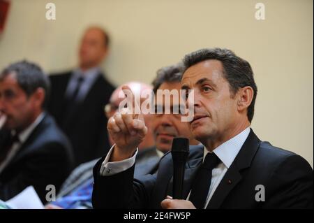 Il ministro francese per l'Educazione nazionale e il portavoce del governo Luc Chatel e il presidente francese Sarkozy incontrano studenti e insegnanti al liceo Samuel de Champlain a Chennevieres sur Marne, vicino a Parigi, Francia, il 13 ottobre 2009. Foto di Jacques Witt/piscina/ABACAPRESS.COM Foto Stock