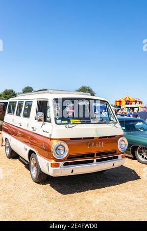 1966 vintage Dodge A100 camping wagon furgone al classico show americano auto Foto Stock