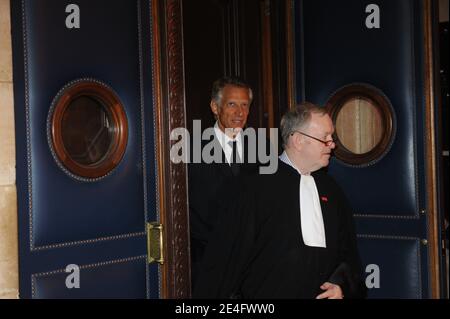 L'ex primo ministro francese e ministro degli Esteri Dominique de Villepin e il suo avvocato Olivier Metzner sono visti al tribunale di Parigi durante il 9° giorno del processo del cosiddetto 'caso Clearstream', in Francia, il 14 ottobre 2009. L'ex primo ministro francese e ministro degli Esteri Dominique de Villepin è sospettato di orchestrare una fuga nel 2004 di una lista faked di titolari di conti presso la banca Clearstream, che includeva il nome del presidente francese Nicolas Sarkozy. Due dirigenti della società europea di difesa (EADS), ex vice presidente Jean-Louis Gergorin e capo della ricerca Imad Lahoud, sono anch'essi sotto accusa Foto Stock