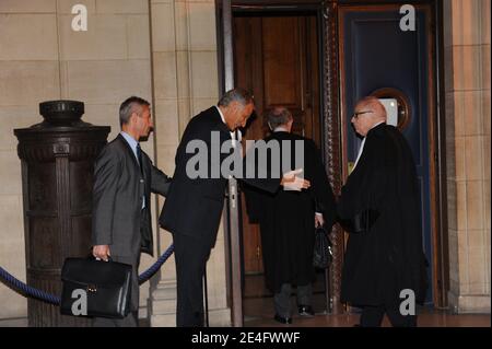 L'ex primo ministro francese e ministro degli Esteri Dominique de Villepin, il suo avvocato Olivier Metzner e Henri Leclerc sono visti al tribunale di Parigi durante il 9° giorno del processo del cosiddetto 'caso Clearstream', in Francia, il 14 ottobre 2009. L'ex primo ministro francese e ministro degli Esteri Dominique de Villepin è sospettato di orchestrare una fuga nel 2004 di una lista faked di titolari di conti presso la banca Clearstream, che includeva il nome del presidente francese Nicolas Sarkozy. Due i dirigenti della società europea di difesa (EADS), ex vice presidente Jean-Louis Gergorin e capo della ricerca Imad Lahoud, A. Foto Stock