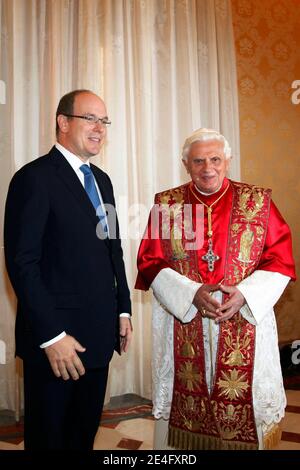 File photo : Papa Benedetto XVI incontra il Principe Alberto di Monaco nella sua biblioteca privata in Vaticano il 16 ottobre 2009. Il decimo anniversario del regno del principe Alberto II viene celebrato nel principato il 11 luglio 2015. Foto di ABACAPRESS.COM Foto Stock