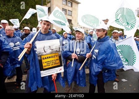 Gli agricoltori francesi manifestano a Lille il 16 ottobre 2009 per protestare contro le loro condizioni di vita e contro il calo dei prezzi dei prodotti agricoli. Gli agricoltori stanno organizzando una giornata nazionale di protesta in diverse città francesi che la Federazione nazionale ha lanciato un appello Foto Stock