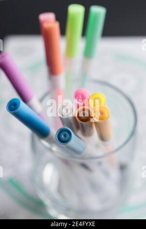 Penne da colorare e libro da colorare per rivivere lo stress durante il blocco giù Foto Stock