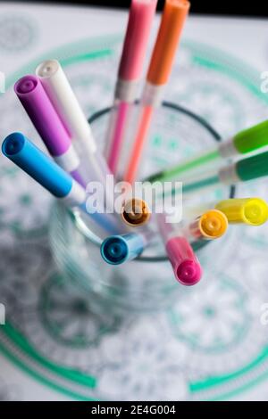 Penne da colorare e libro da colorare per rivivere lo stress durante il blocco giù Foto Stock