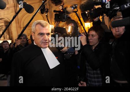 L'avvocato del presidente francese Nicolas Sarkozy Thierry Herzog arriva al tribunale di Parigi durante il processo "Clearstream Affairy", in Francia, il 19 ottobre 2009. L'ex primo ministro francese e ministro degli Esteri Dominique de Villepin è sospettato di orchestrare una fuga nel 2004 di una lista faked di titolari di conti presso la banca Clearstream, che includeva il nome del presidente francese Nicolas Sarkozy. Due dirigenti della compagnia europea di difesa (EADS), ex vice presidente Jean-Louis Gergorin e capo della ricerca Imad Lahoud, sono anche acclamati insieme al giornalista Denis Robert, che ha infranto la storia, e. Foto Stock