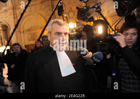 L'avvocato del presidente francese Nicolas Sarkozy Thierry Herzog arriva al tribunale di Parigi durante il processo "Clearstream Affairy", in Francia, il 19 ottobre 2009. L'ex primo ministro francese e ministro degli Esteri Dominique de Villepin è sospettato di orchestrare una fuga nel 2004 di una lista faked di titolari di conti presso la banca Clearstream, che includeva il nome del presidente francese Nicolas Sarkozy. Due dirigenti della compagnia europea di difesa (EADS), ex vice presidente Jean-Louis Gergorin e capo della ricerca Imad Lahoud, sono anche acclamati insieme al giornalista Denis Robert, che ha infranto la storia, e. Foto Stock