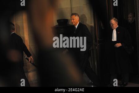 L'ex primo ministro francese e ministro degli Esteri Dominique de Villepin e il suo avvocato Olivier Metzner sono visti durante il processo del cosiddetto 'caso Clearstream', presso il tribunale di Parigi, in Francia, il 19 ottobre 2009. L'ex primo ministro francese e ministro degli Esteri Dominique de Villepin è sospettato di orchestrare una fuga nel 2004 di una lista faked di titolari di conti presso la banca Clearstream, che includeva il nome del presidente francese Nicolas Sarkozy. Due dirigenti della società europea di difesa (EADS), ex vice presidente Jean-Louis Gergorin e capo della ricerca Imad Lahoud, sono anch'essi sotto accusa insieme a jou Foto Stock