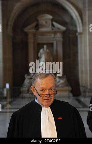 L'ex primo ministro francese e ministro degli Esteri Dominique de Villepin, avvocato Olivier Metzner, è visto durante il processo del cosiddetto "caso Clearstream", presso il tribunale di Parigi, in Francia, il 19 ottobre 2009. L'ex primo ministro francese e ministro degli Esteri Dominique de Villepin è sospettato di orchestrare una fuga nel 2004 di una lista faked di titolari di conti presso la banca Clearstream, che includeva il nome del presidente francese Nicolas Sarkozy. Due dirigenti della compagnia europea di difesa (EADS), ex vice presidente Jean-Louis Gergorin e capo della ricerca Imad Lahoud, sono anche acclamati insieme al giornalista Foto Stock