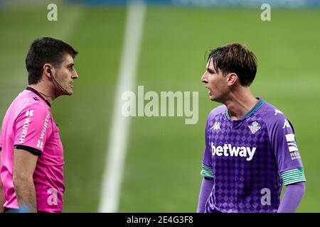 San Sebastian, Spagna. 23 gennaio 2021. Juan Miranda di Real Betis Balompie reagisce durante la Liga match tra Real Sociedad CF e Real Betis Balompie giocato alla Reale Arena. Credit: Ion Alcoba/Capturasport/Alamy Live News Foto Stock