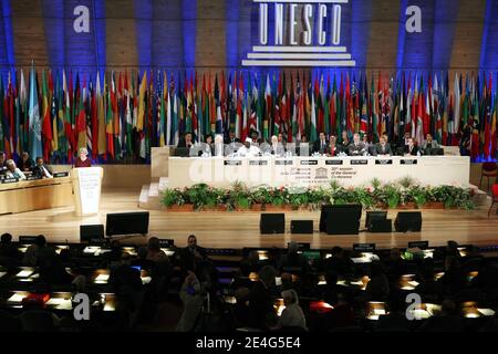 La cerimonia di investitura di Irina Bokova si è svolta il 23 ottobre 2009, ultimo giorno della 35a sessione della Conferenza Generale a Parigi, Francia. Il Direttore Generale eletto ha parlato del "nuovo umanesimo" che intende promuovere. Irina Bokova diventa la prima donna a ricoprire il posto dalla fondazione dell'organizzazione nel 1945. Foto di Stephane Lemouton/ABACAPRESS.COM Foto Stock