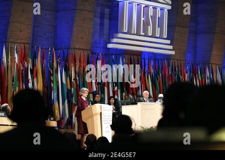 La cerimonia di investitura di Irina Bokova si è svolta il 23 ottobre 2009, ultimo giorno della 35a sessione della Conferenza Generale a Parigi, Francia. Il Direttore Generale eletto ha parlato del "nuovo umanesimo" che intende promuovere. Irina Bokova diventa la prima donna a ricoprire il posto dalla fondazione dell'organizzazione nel 1945. Foto di Stephane Lemouton/ABACAPRESS.COM Foto Stock