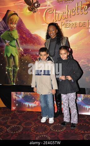 Laura Flessel e i bambini che frequentano la prima di 'Fee Clochette' a Dysneyland Parigi, Francia, il 25 ottobre 2009. Foto di Giancarlo Gorassini/ABACAPRESS.COM Foto Stock