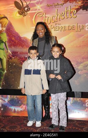 Laura Flessel e i bambini che frequentano la prima di 'Fee Clochette' a Dysneyland Parigi, Francia, il 25 ottobre 2009. Foto di Giancarlo Gorassini/ABACAPRESS.COM Foto Stock