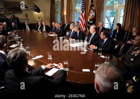 Il presidente DEGLI STATI UNITI Barack Obama insieme al vice presidente Joe Biden (L) nomina Chuck Hagel (3° R) e David Boren (3° L) come co-presidenti del consiglio consultivo per l'intelligenza di PresidentÍs e la leadership senior della comunità di intelligence, nella stanza del gabinetto della Casa Bianca a Washington, D.C. USA il 28 ottobre 2009. David Boren dell'Oklahoma e Chuck Hagel del Nebraska saranno co-presidenti del consiglio di amministrazione, che riferisce direttamente al presidente come una fonte indipendente di consulenza in materia di intelligence. Foto di Shawn Thew/ABACAPRESS.COM Foto Stock