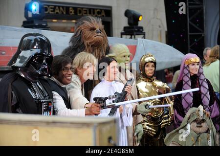 Ann Curry come Darth Vader, al Roker come Han solo, Matt Lauer come Luke Skywalker, Meredith Vieira come Principessa Leia, Hoda Kotb come Yoda, Kathie Lee Gifford come C-3PO e Natalie Morales come Regina Amidala durante la celebrazione di Halloween del Today Show a New York City, NY, USA il 30 ottobre 2009. Foto di Mehdi Taamallah/ABACAPRESS.COM Foto Stock