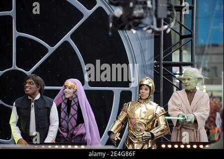 Al Roker come Han solo, Natalie Morales come Queen Amidala, Kathie Lee Gifford come C-3PO e Hoda Kotb come Yoda durante la celebrazione di Halloween del Today Show a New York City, NY, USA il 30 ottobre 2009. Foto di Mehdi Taamallah/ABACAPRESS.COM Foto Stock