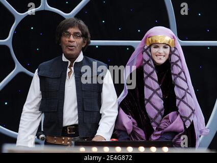 Al Roker come Han solo e Natalie Morales come Queen Amidala durante la celebrazione di Halloween del Today Show a New York City, NY, USA il 30 ottobre 2009. Foto di Mehdi Taamallah/ABACAPRESS.COM Foto Stock