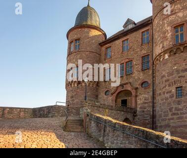 Scenario serale intorno al castello di Wertheim nella Germania meridionale Foto Stock