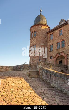 Scenario serale intorno al castello di Wertheim nella Germania meridionale Foto Stock